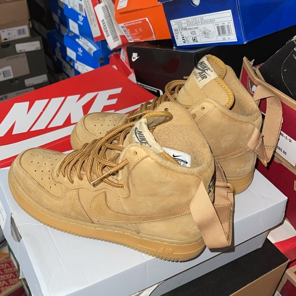 Gradeschool Nike Air Force High LV8 Size 5y - Picture 2 of 5